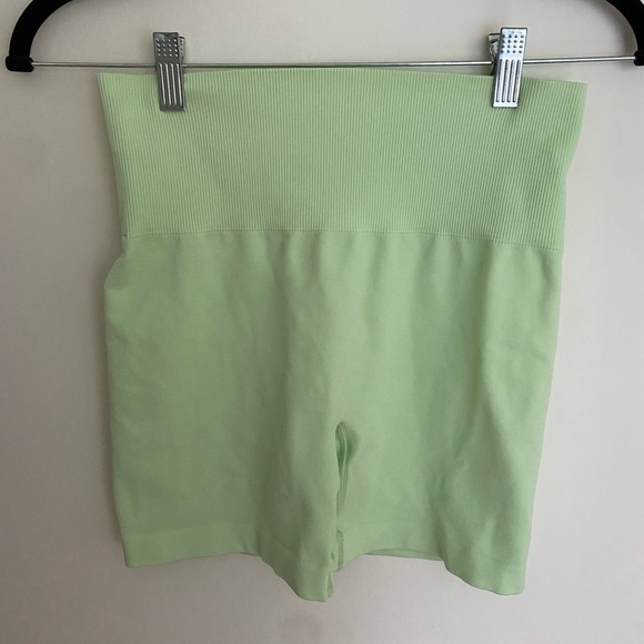 Aritzia Pants - NWOT Aritzia Bike Shorts